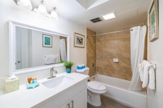 Waikiki condo with ocean views, pool, & beach steps away - 5