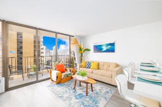 Remodeled 1BR Condo, Ocean Views with Free Parking! - Honolulu - 1