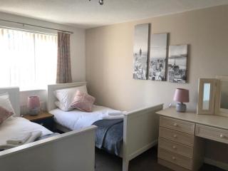 Comfort, peace and quiet guaranteed in this 3 bed - 8