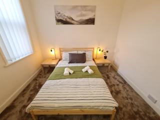 Large 3 Bed Flat, Free Parking - 9