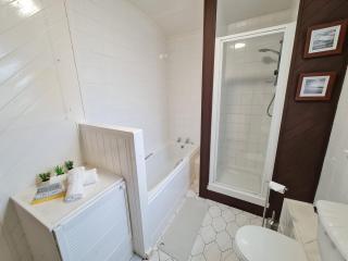 Large 3 Bed Flat, Free Parking - 4