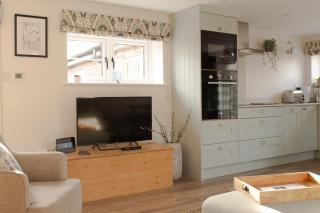 Finwood Green Farm Holiday Cottages-The Calf Shed and The Milk Parlour - 3