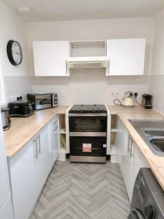 2 Bed Functional House Close to Manor Park Train Station - London - 8