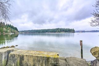 Central 4-Acre Cottage with Deck Walk to Bay! - Manzanita - 8