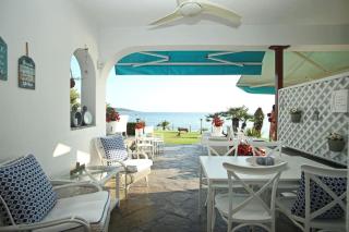 Triton-Seafront Family Apartment - Skála Foúrkas - 9