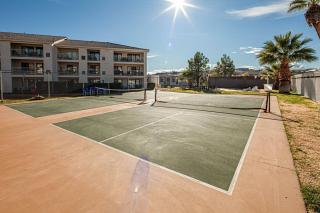 304 Main Level Condo, New Flooring, Mountain Views, Close to Pools, and More - Washington - 7