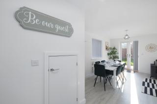 Modern 5 Bedroom 3 Bathroom Serviced House Aylesbury with Parking By 360Stays - Aylesbury - 2