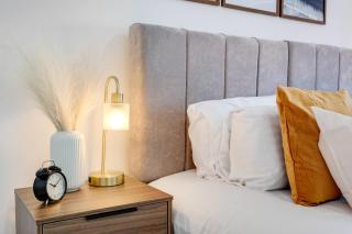 Modern 5 Bedroom 3 Bathroom Serviced House Aylesbury with Parking By 360Stays - Aylesbury - 1