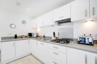 Modern 5 Bedroom 3 Bathroom Serviced House Aylesbury with Parking By 360Stays - Aylesbury - 5