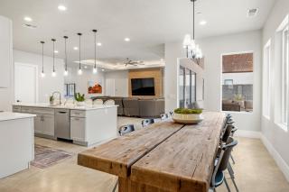 Modern Desert Oasis Lux Home w Pool and Spa - Hurricane - 5