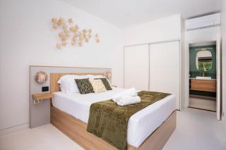 Cook's Bay Hotel & Suites - 1