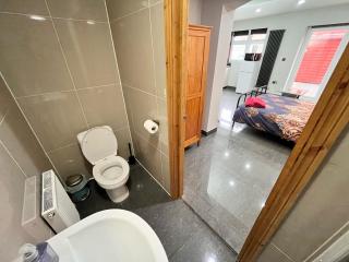 Full Studio Near Heathrow Airport & London - 6