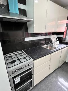 Full Studio Near Heathrow Airport & London - 3