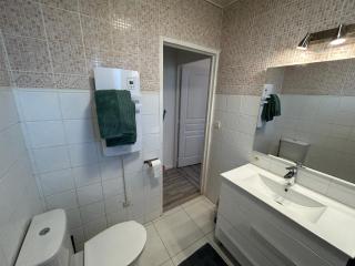Jolie Villa indépendante climatisée 3 chambres tout confort 6 couchages, piscine chauffée 4 X 8 disponible selon météo de Mai à fin Septembre, Jacuzzi 4 places, boulodrome éclairé, ping-pong, wifi, proche commerces Animaux domestiques sur demande - Bretenoux - 2