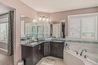 Luxury 4 Bedroom Cozy Home close to YYC, Shops, DT, Stampede, Mountains and many amenities in Panorama Hills NW Calgary - 1