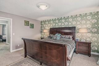 Luxury 4 Bedroom Cozy Home close to YYC, Shops, DT, Stampede, Mountains and many amenities in Panorama Hills NW Calgary - 2