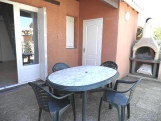 Pavillon rénové avec terrasse, à 15m de la mer, 5 couchages, parking privé, proches commerces - FR-1-229-830 - Gruissan - 0