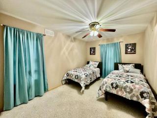 Cheerful 5-bedroom resort with heated pool - 8