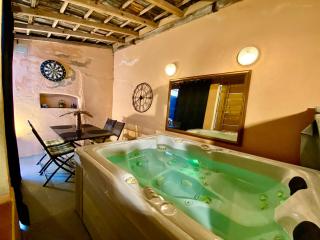 Patio, Jacuzzi Professionnel, Table de Massage, Climatisé, Le Cocon de Pedro - Carcassonne - 9