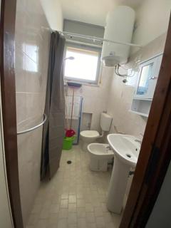 Complesso Mosaico NON FORNISCE BIANCHERIA DA LETTO,NON FORNISCE ASCIUGAMANI NON FORNISCE PRODOTTI IN GENERE, appartamenti arredati come da foto, Per il Check in Agenzia Ferro Viale Francesco Petrarca 391 lido Adriano Ra - 1