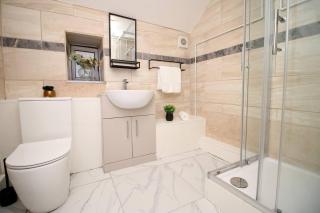 4 Bed Flat - Sleeps 4 - Parking - Wifi - 2