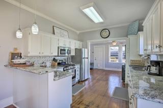 Less Than 2 Mi to Pleasure Pier Cozy Beach Bungalow - Galveston - 2