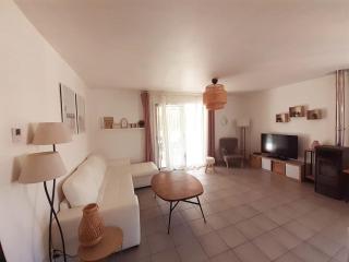 Maison ensoleillée de plain-pied ouvert sur un jardin clôturé - 1