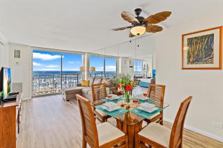 Stunning 1BR Ocean View Condo at Ilikai Marina - Honolulu - 5