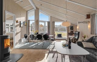 Gorgeous Home In Humble With Kitchen - 7