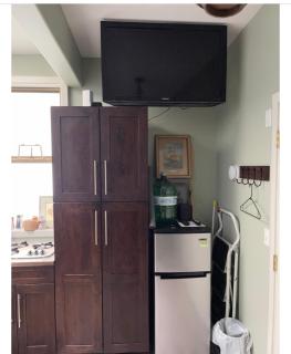 Bright and Cozy 1 Bedroom Suite - 4