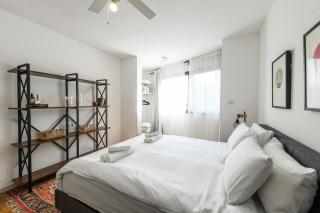 Chic 3BR Apt w Balcony & Parking by Tel Aviv Port by Sea N' Rent - Tel Aviv - 1