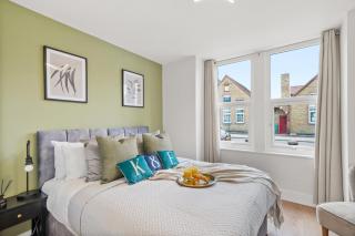 Charming Wimbledon 3-Bed Apt with Outdoor Area - 9