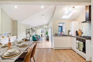 Charming Wimbledon 3-Bed Apt with Outdoor Area - 4