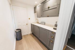 New -Bright -Fresh - with parking & for electric cars - Bath - 4