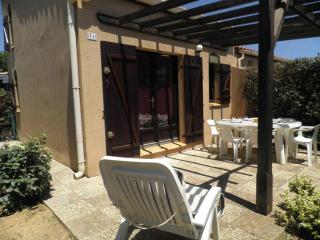 Maison 2 pièces/mezzanine, 6 couchages, terrasse spacieuse, piscine et parking privé à Gruissan - FR-1-229-332 - Gruissan - 2