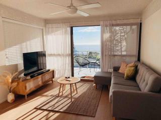 Stylish getaway, beach views, 2 mins from shops - Mooloolaba - 1