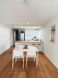 Stylish getaway, beach views, 2 mins from shops - Mooloolaba - 3