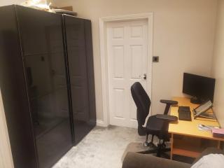 Large Kingsize ensuite in Kingswood, Bristol, BS15 - Kingswood - 9