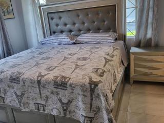 Soleil Deluxe Hartland Home - Priory - 1