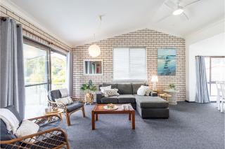 Villa Ellisa 5 10 Columbia Cl stunning unit with stunning views - 1