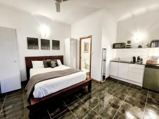 180 views king suite NB Pets must be okd by host B4 booking as T&Cs Apply CALL Bella Vista on Nara - 6