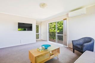 Bold Beauty - Paraparaumu Upstairs Holiday Unit - 4