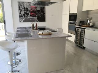 The White House Beach Villa - Rafina - 3