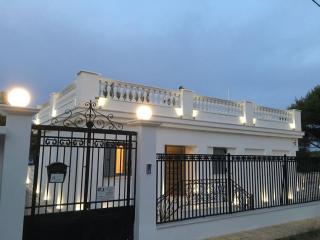 The White House Beach Villa - Rafina - 5