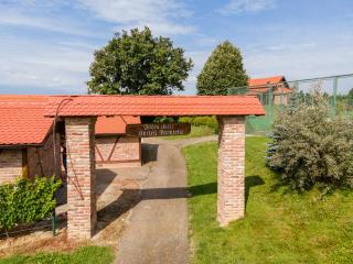 VAL HILLS Rural Holiday House - 1