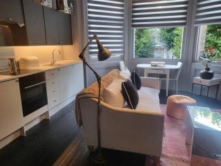 9 Modern Classic - Spacious One Bed Apartment - Great Location - Free onsite Parking - Comfy Bed - 8