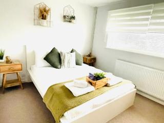 2 Bed House, Sleeps 6, Dog Friendly, Close to A14 M11, with Garden & Parking LONG STAY WORK CONTRACTOR LEISURE, JADE - Cambridge - 0