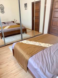 Центр. Острозького. Простора та комфортна. 2 спальні - 3