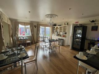 GoldenDawn Guest House - Citywest - 4