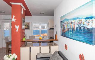 4 Bedroom Cozy Apartment In Okrug Donji - 4